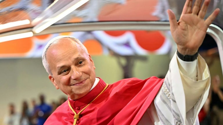 "Vous êtes les saints de France": 80.000 jeunes réunis au Stade de France pour la veillée du pape Léon XIV