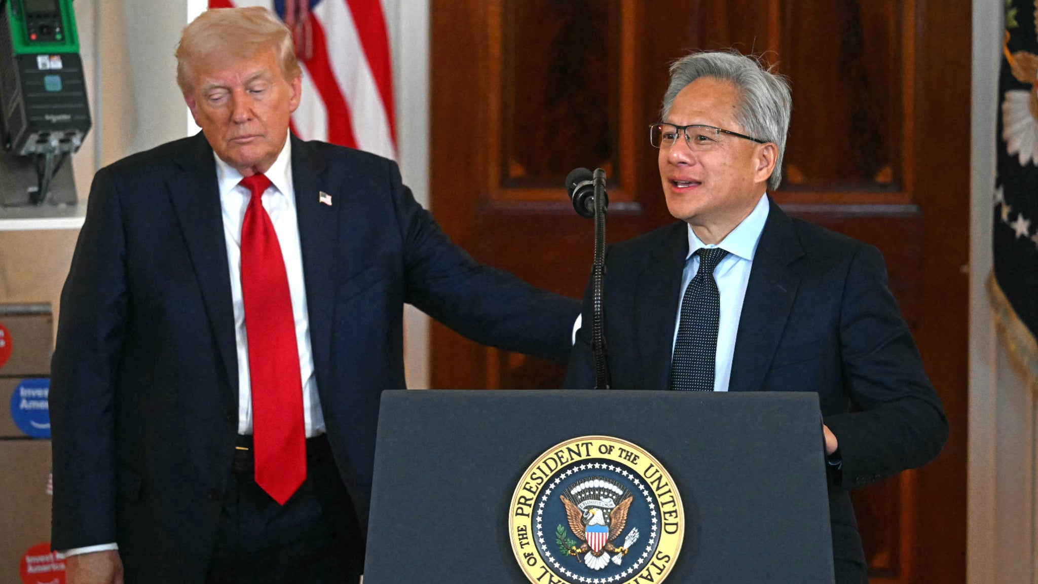 Le président américain Donald Trump et le patron de Nvidia Jensen Huang, le 30 avril 2025, à la Maison Blanche (photo d'illustration)