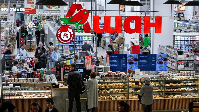 Les deux enseignes comptent encore des dizaines de magasins en Russie: un décret de Vladimir Poutine fait passer les actifs d'Auchan et de l’ex-Leroy Merlin, ainsi que ceux de Nestlé, sous le contrôle d’une même société russe