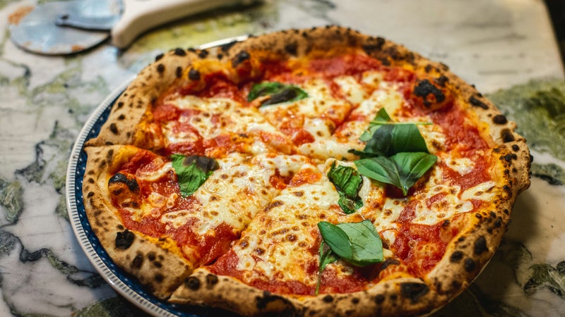 Couronnée à Londres, née à Naples: l'histoire de la pizza, sacrée meilleure spécialité du monde