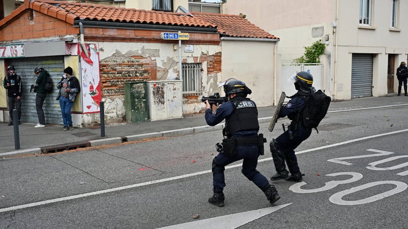 Manifestations du 24 octobre: une personne grièvement blessée à la main à Toulouse, la préfecture affirme que "des investigations seront menées"