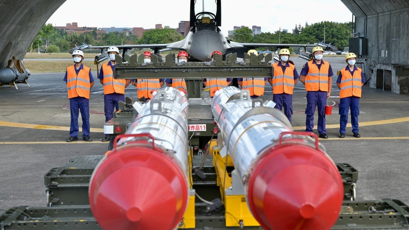 Sept ans après avoir passé commande, Taïwan reçoit ses deux premiers avions de combat américains F-16V