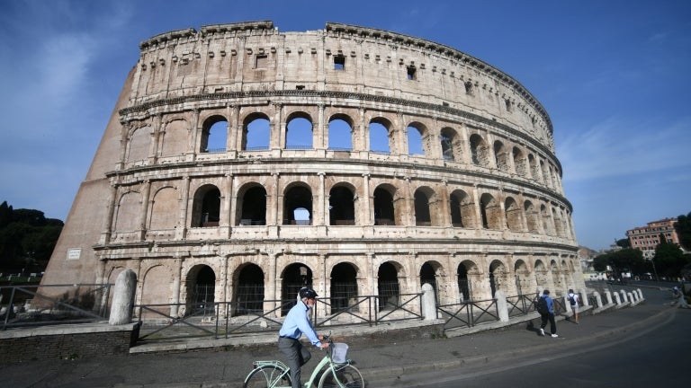 "Mourir à 22 ans est inacceptable": le Colisée de Rome fermé au public après la mort d'un ouvrier, Giorgia Meloni se dit "profondément touchée"