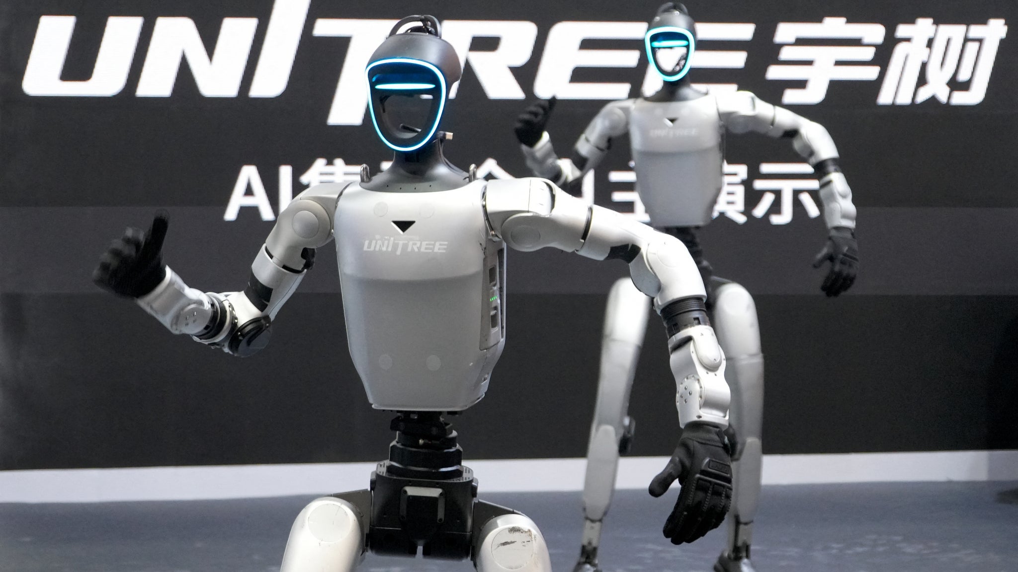 Un robot humanoïde court le 100 mètres, bat le record d'Usain Bolt et explose