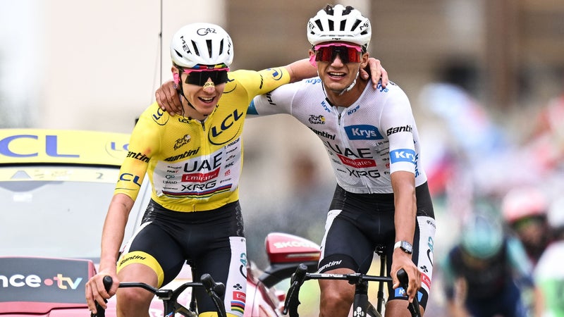 Tadej Pogacar et Isaac Del Toro a l arrivee de la 20e etape du Tour de France le 25 juillet 2026 2325244