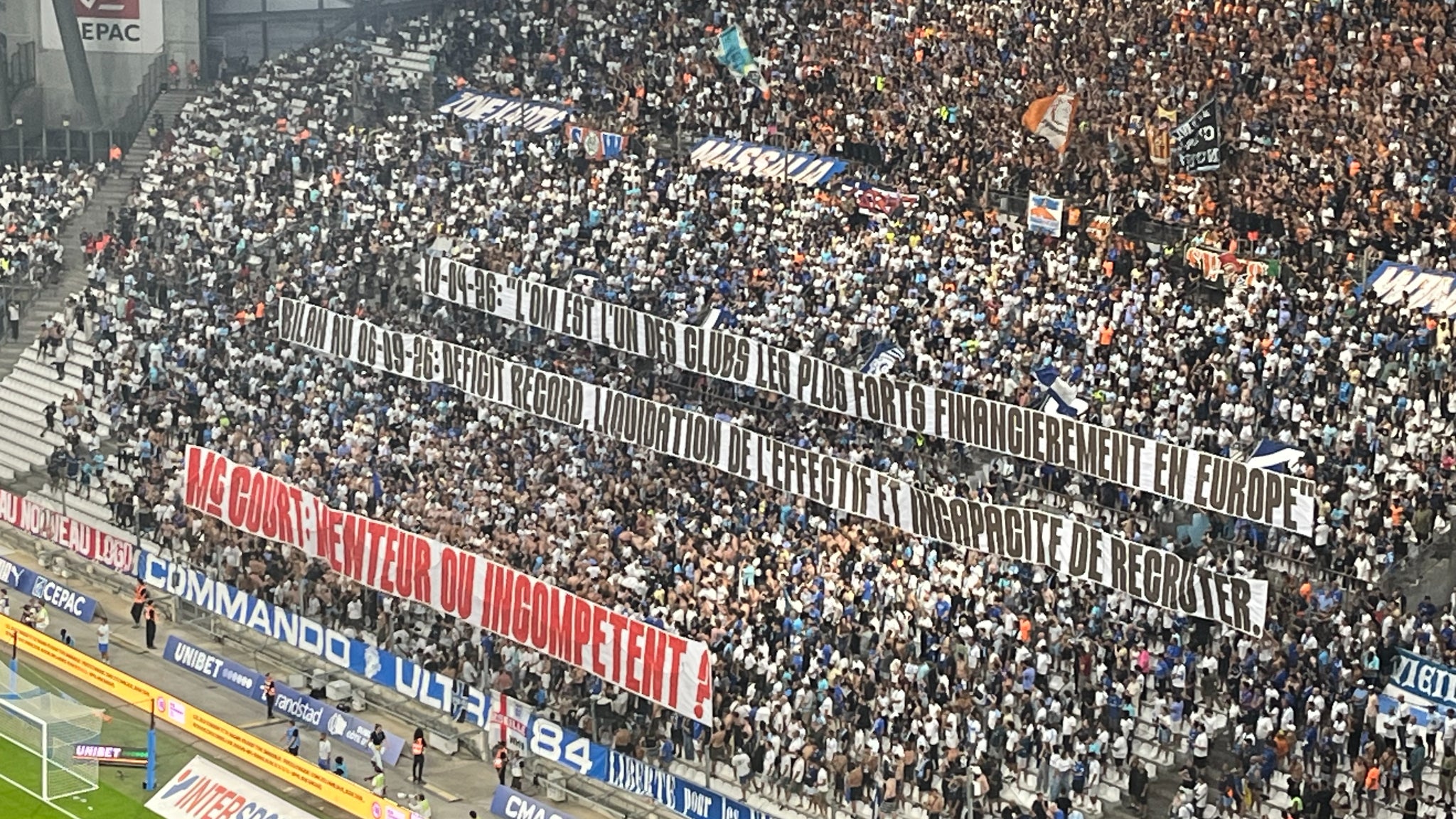 La banderole des ultras du virage sud contre Frank McCourt lors d'OM-Paris FC, le 6 septembre 2026 La banderole des ultras du virage sud contre Frank McCourt lors d'OM-Paris FC, le 6 septembre 2026
