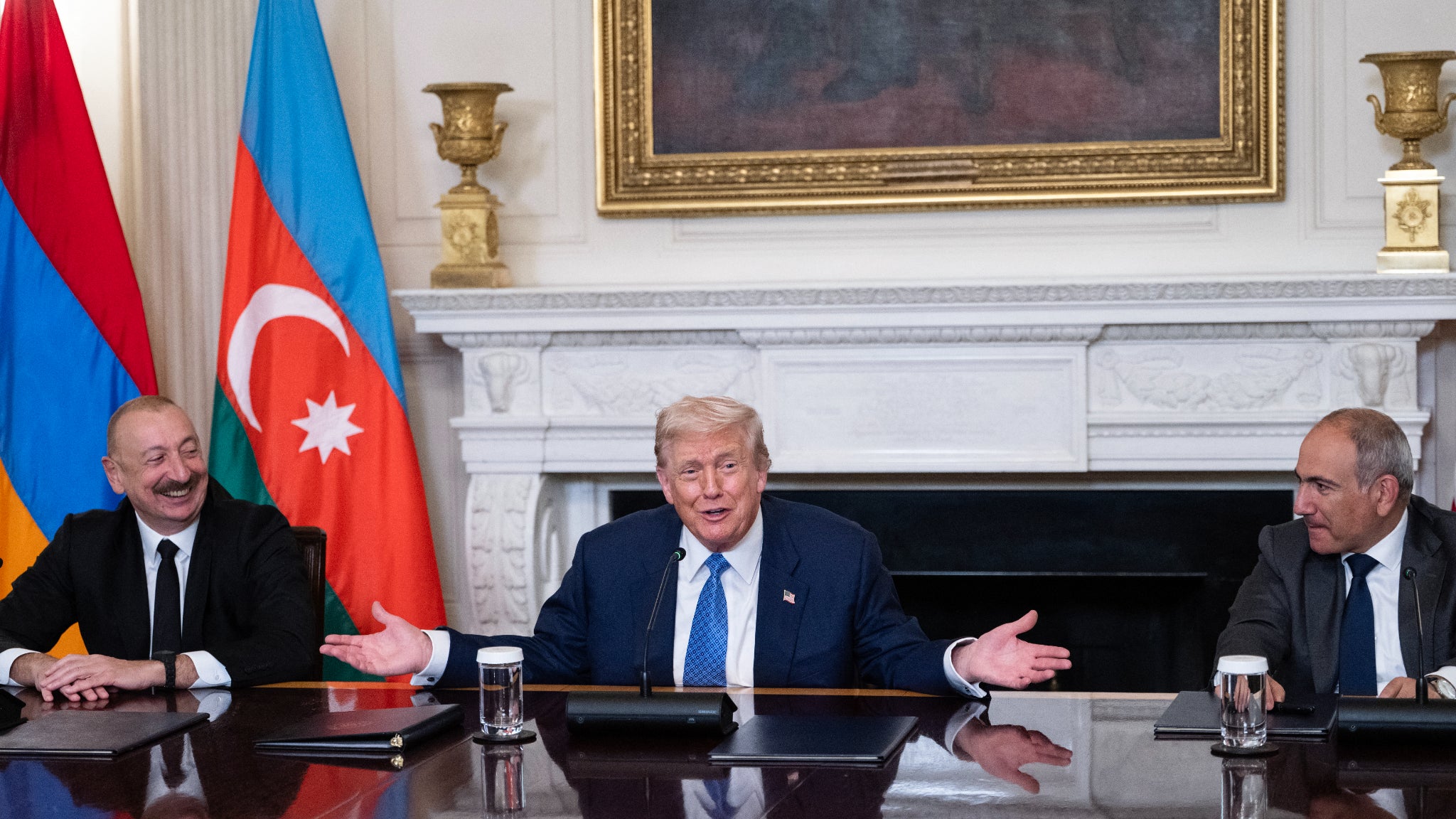 Le président américain Donald Trump (au centre) s'exprime sous le regard du Premier ministre arménien Nikol Pachinian (à droite) et du président azerbaïdjanais Ilham Aliyev, après la signature d'un accord dans la salle à manger d'État de la Maison Blanche, à Washington D.C., le 8 août 2025 (photo d'illustration)