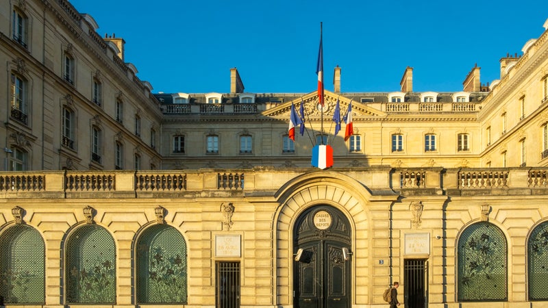 Un "recentrage" pour répondre aux objectifs de l'État actionnaire: la Cour des comptes appelle la Caisse des dépôts à réduire "significativement" son portefeuille de participations pour redresser les finances publiques