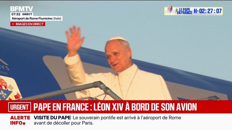 Le pape embarque dans son avion qui va faire route vers Paris