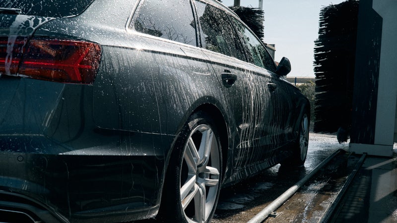 "On est la seule profession à qui on interdit de travailler": obligées de fermer à cause de la sécheresse, les stations de lavage auto dénoncent une "démagogie" pendant que les golfs arrosent leurs greens et les spas remplissent leurs jacuzzis