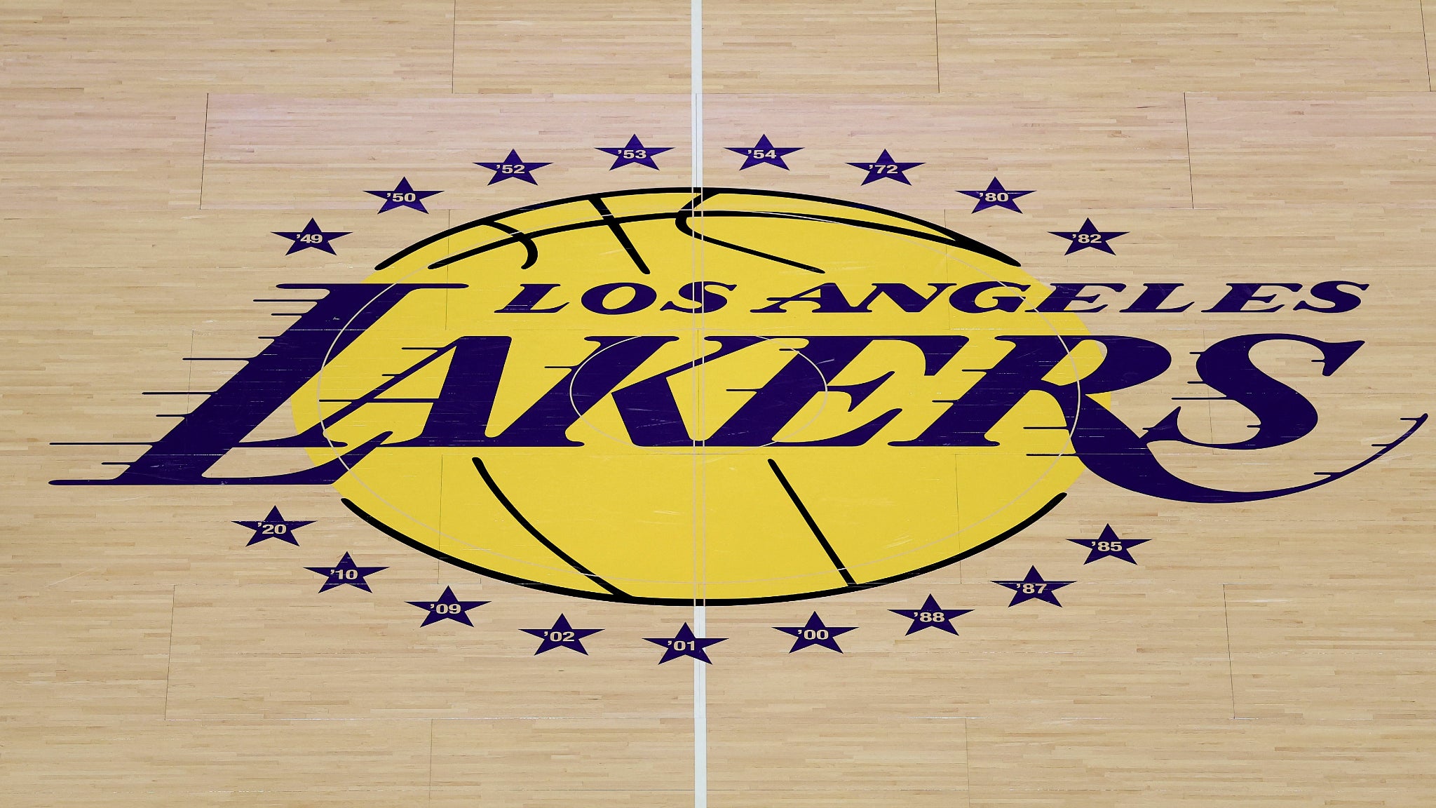 https://io-fsly-bfmtv.cdn.nextradiotv.com/usp5jzoo7ELzTBreBO3rpU4SZWg=/0x106:2048x1258/images/Le-logo-de-la-franchise-NBA-des-Lakers-de-Los-Angeles-en-2025-2331525.jpg