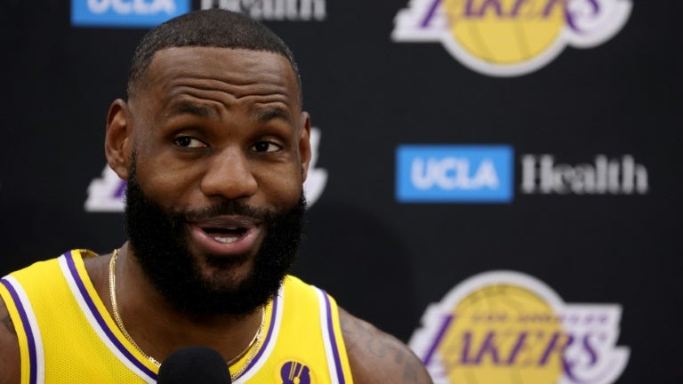 https://io-fsly-bfmtv.cdn.nextradiotv.com/uvUWnF1YRna_B9FfG43kxRLikZw=/0x104:768x536/images/La-superstar-des-Lakers-LeBron-James-plaisante-avec-les-journalistes-lors-de-la-journee-dediee-aux-echanges-avec-la-presse-a-El-Segundo-en-Californie-le-28-septembre-2021-1136999.jpg