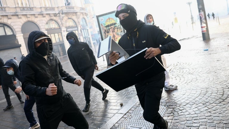 Violences urbaines: un couvre-feu instauré dès ce lundi soir entre 20h et 6h à Lille, Douai, Wattignies et Denain