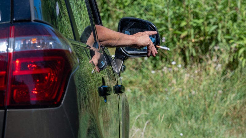 Chassé-croisé sur les routes des vacances et risques d'incendies: "Un mégot jeté par la fenêtre peut parcourir 400 mètres en cinq minutes"