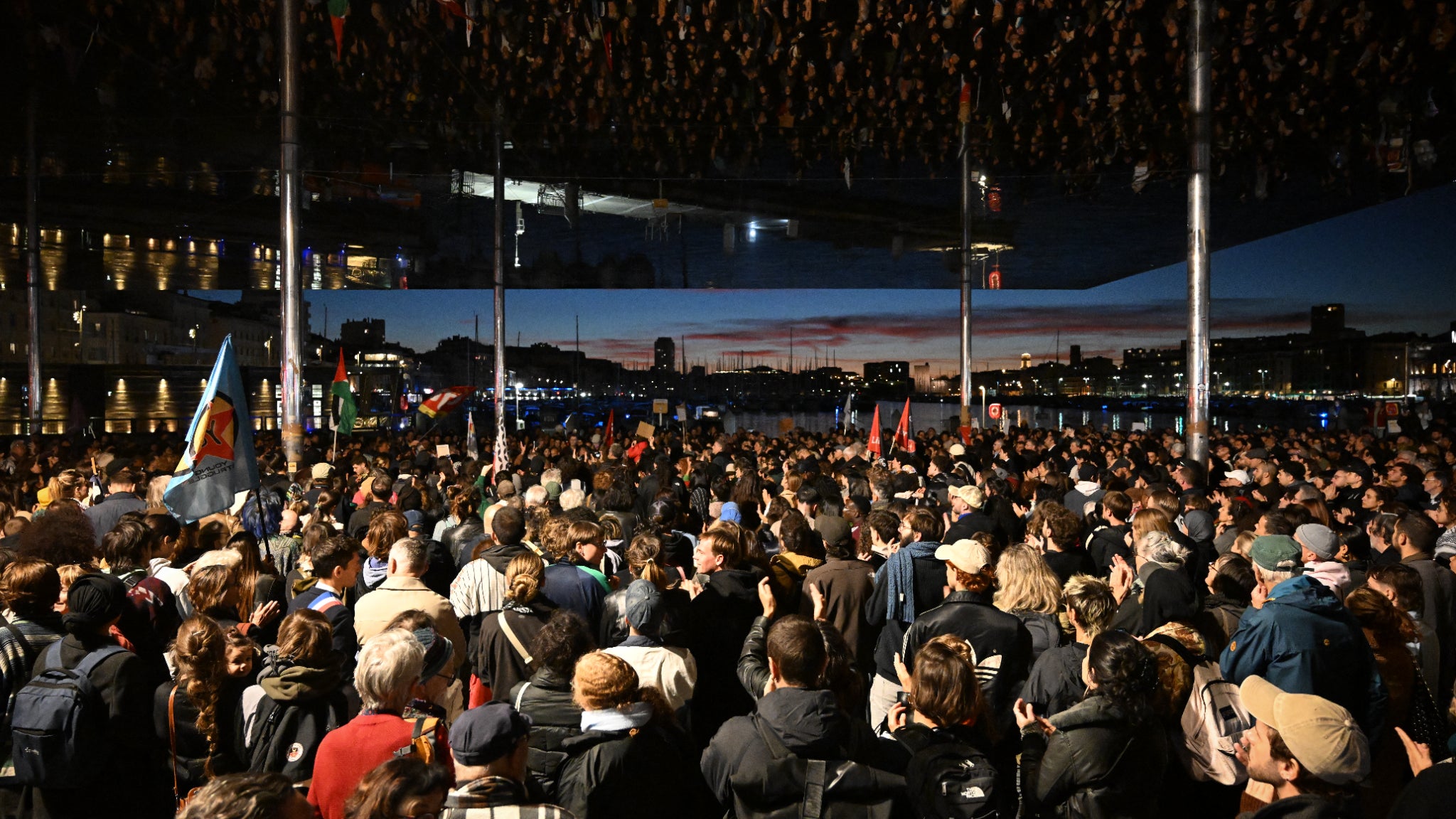 Des personnes rassemblées à Marseille pour rendre hommage aux victimes de l'attentat dans les Yvelines, ce lundi 26 octobre 2026. Des personnes rassemblées à Marseille pour rendre hommage aux victimes de l'attentat dans les Yvelines, ce lundi 26 octobre 2026.