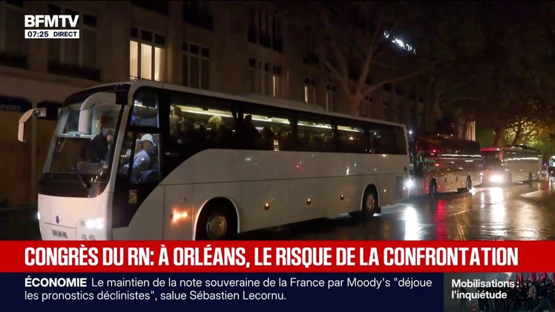 Des manifestants quittent la Place de la République à Paris en direction d'Orléans pour protester contre la tenue du congrès du Rassemblement national
