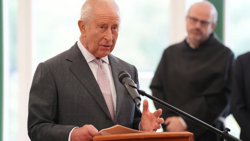 En Écosse, Charles III met en garde les géants de l'IA contre les "dangers existentiels" liés au risque que cette technologie tombe "entre de mauvaises mains"