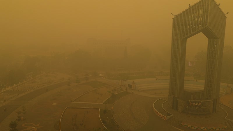 Les images du ciel devenu orange en Indonésie en raison de la pollution liée à des feux de forêt