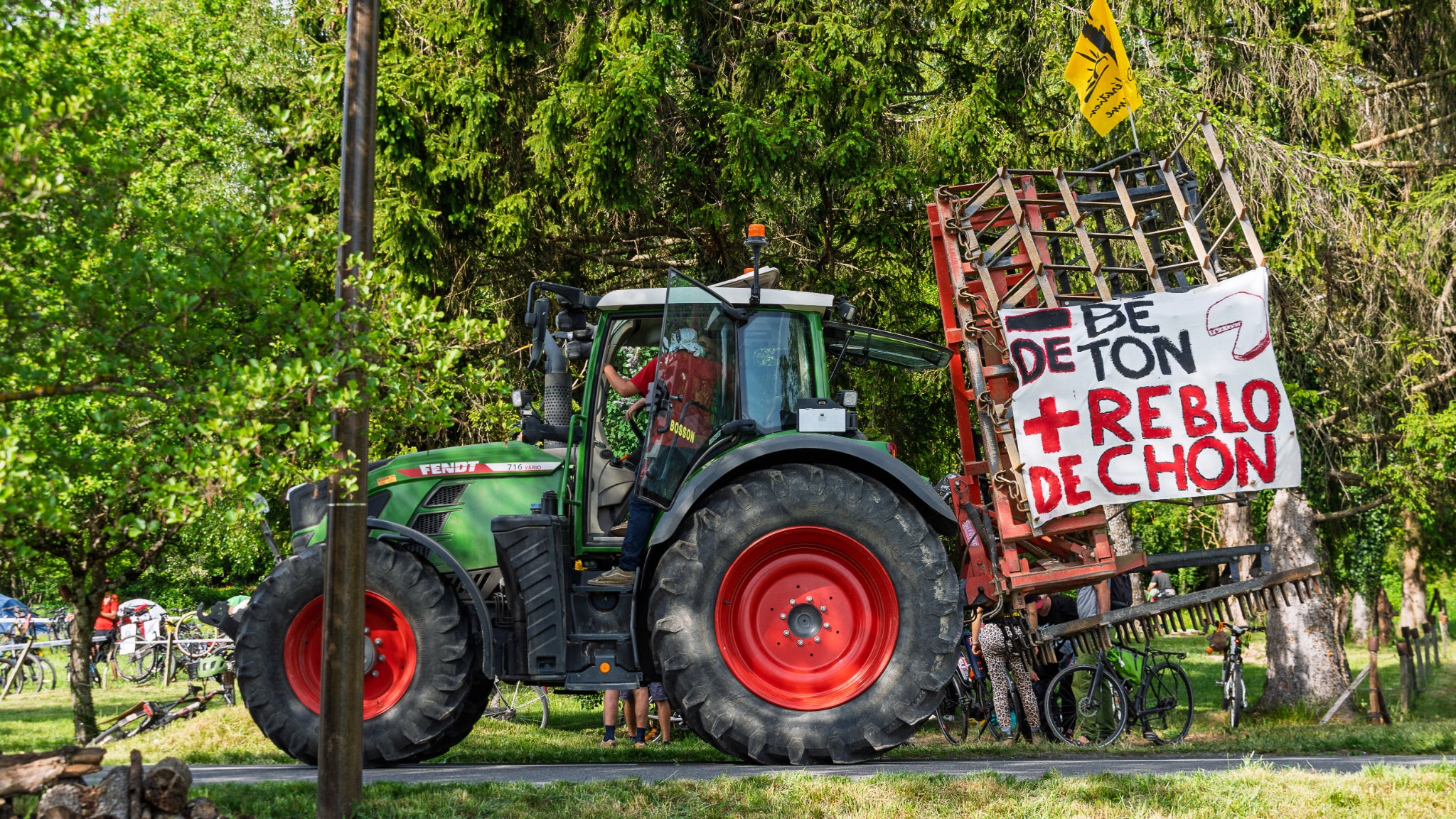Opposants qui tentent de bloquer les travaux, risques environnementaux, arbres arrachés. Le chantier contesté d'une nouvelle autoroute a démarré en Haute-Savoie