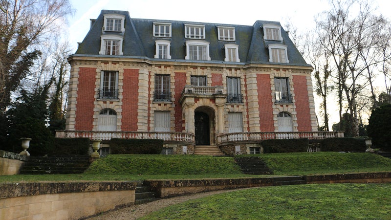 Les sanctions peuvent être lourdes: la SNCF porte plainte contre le propriétaire du château de la "Star Academy" à cause de chutes d'arbres à répétition sur les voies du RER