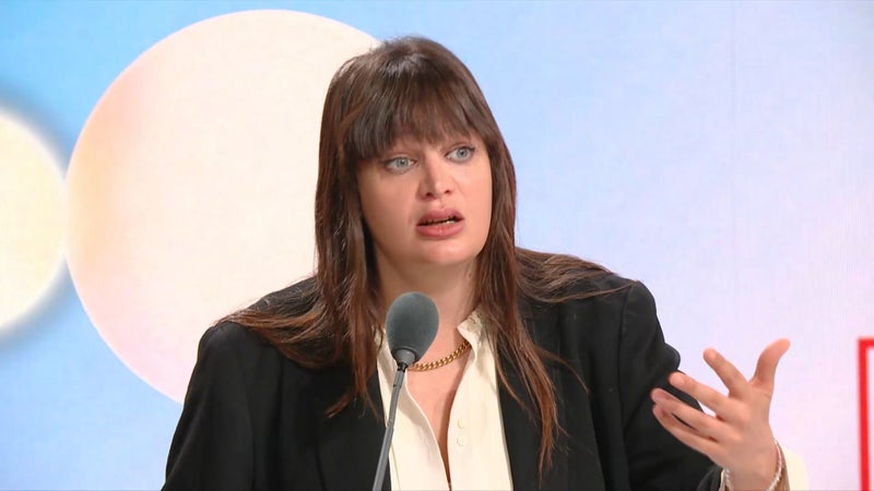 "Ça vous étonnera peut-être, mais c'est vrai": Alma Dufour assure qu'il y a des policiers à LFI, et tacle la loi "présomption de légitime défense"