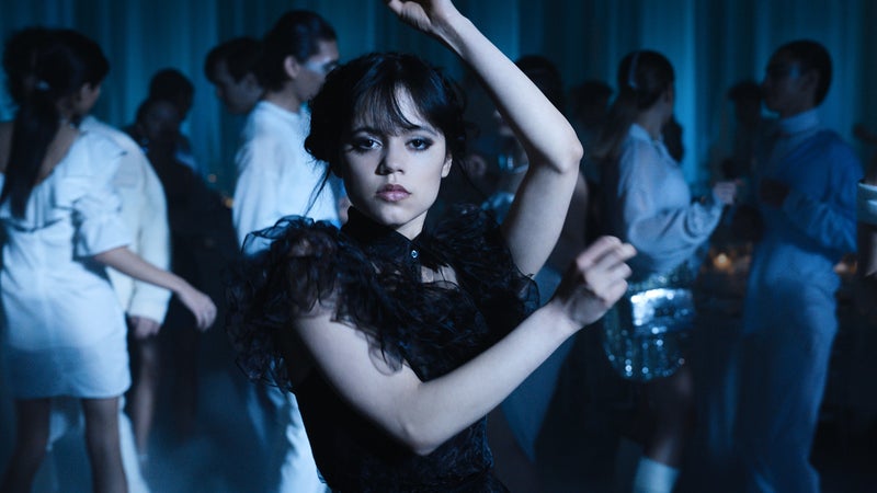 Jenna Ortega incarne Mercredi Addams dans la série Netflix "Mercredi". 
