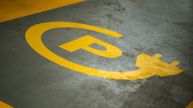 Craintes d'un manque d'autonomie, difficultés de recharge, lourds coûts d'investissement... Les voitures électriques ne représentent que 7% des flottes d'entreprises en France