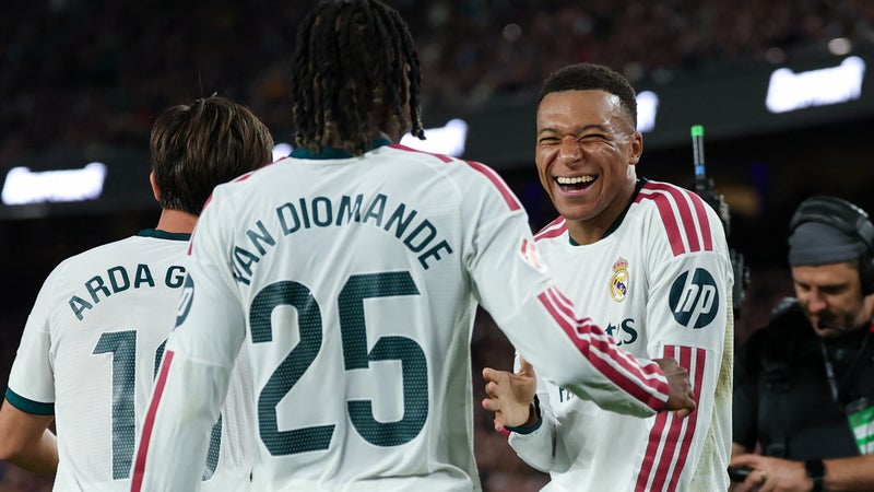 Image accompagnant « Barça-Real Madrid: le Real remporte le Clasico grâce à un doublé de Mbappé, la Liga totalement relancée ».