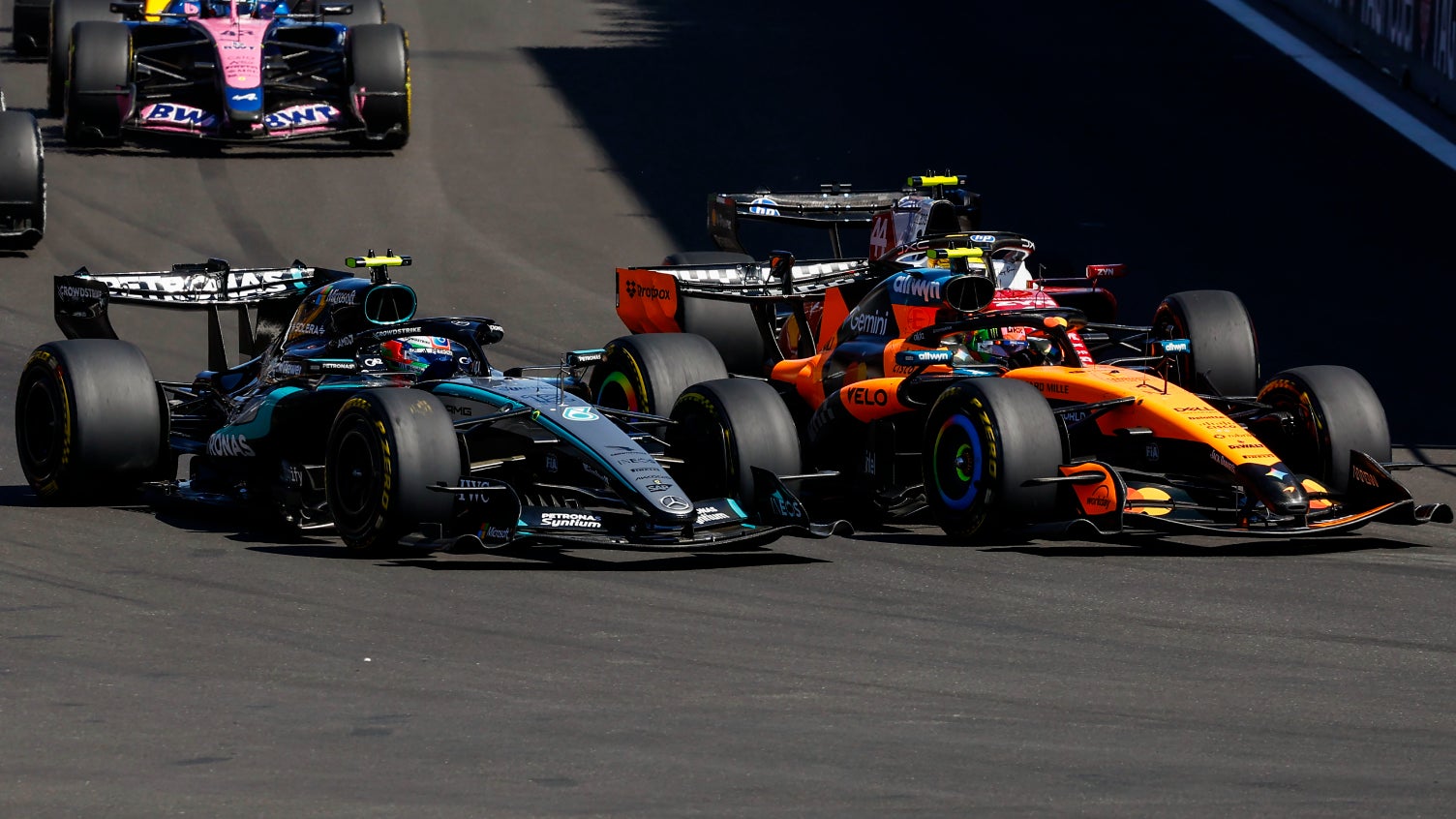 GP d'Azerbaïdjan : George Russell et Mercedes Dominent les Essais Libres
