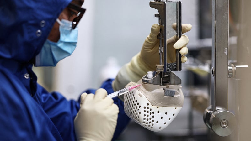 INFO BFM BUSINESS. Le cœur artificiel fonctionnait, l’entreprise s’effondrait: 56 actionnaires de Carmat portent plainte pour escroquerie, délit d'initié, usage illicite d'informations privilégiées et fausses informations