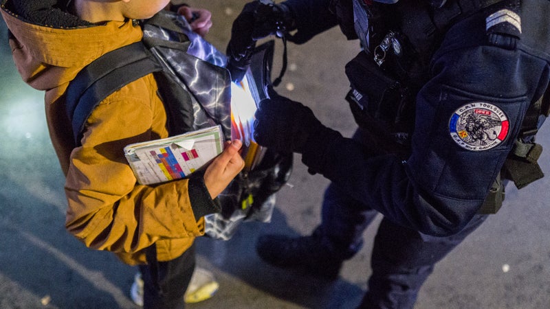"Menace cyber", "terrorisme", "masculinisme"... Le gouvernement alerte les forces de sécurité et les directeurs d'établissements sur les menaces qui pèsent sur la rentrée scolaire