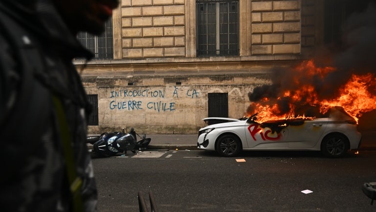 Paris, Lille, Lyon, Guadeloupe... Plusieurs couvre-feux instaurés ce lundi soir sur le territoire national