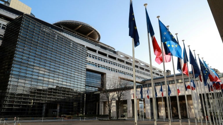 Elle est détenue à 56% par des investisseurs qui ne paient pas d'impôt en France: qui possède la dette française et faut-il s’en inquiéter?