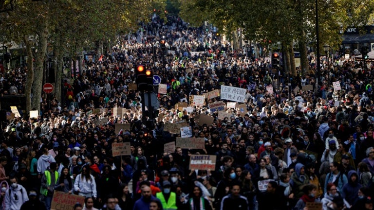 Reconnaissance faciale, vidéosurveillance algorithmique: qu'est-ce qui est autorisé en France pour surveiller les manifestations?