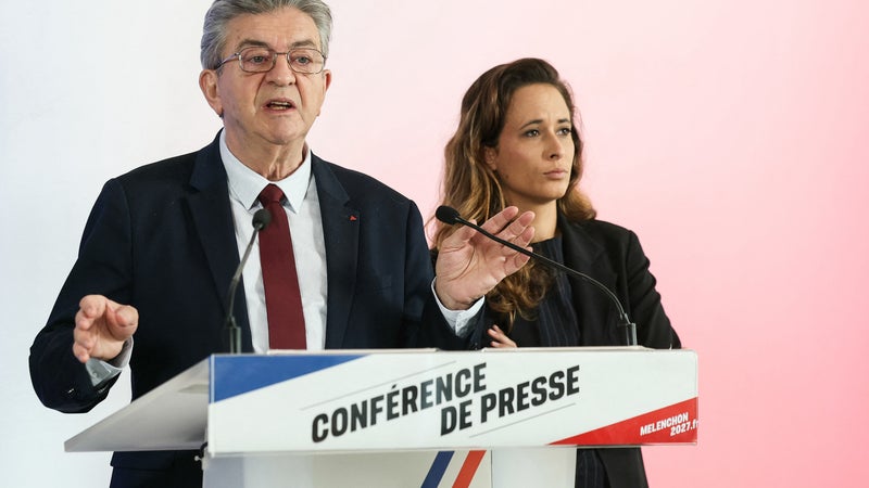 Jean-Luc Mélenchon estime que "le gouvernement est dépassé" face à la hausse des prix des carburants