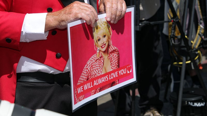 "Généreuse", "magique", "brillante": aux États-Unis, les hommages à Dolly Parton se multiplient