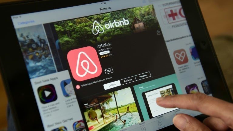 Airbnb: les propriétaires n'auront bientôt plus le droit d'exiger que vous fassiez le ménage ou sortiez les poubelles
