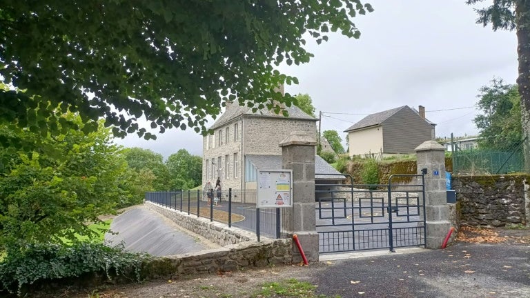 Un an après le suicide de Caroline Grandjean, 200 personnes rendent hommage à la directrice d'école qui avait dénoncé un harcèlement homophobe