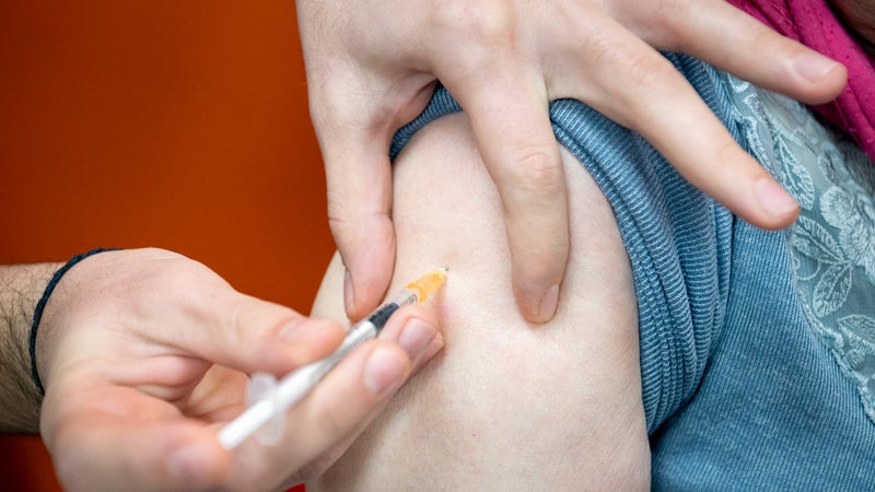 Et si on vous payait pour vous faire vacciner? Cette proposition choc d’un rapport remis au gouvernement