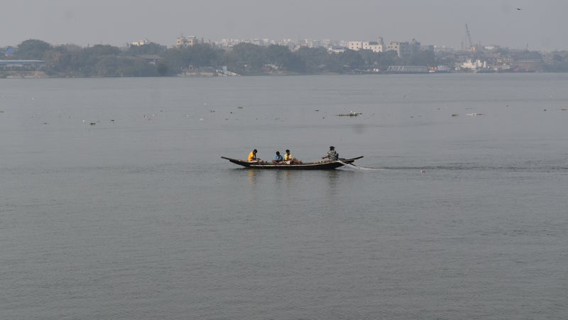 13 enfants retrouvés morts dans le Gange, en Inde, après le naufrage de leur bateau