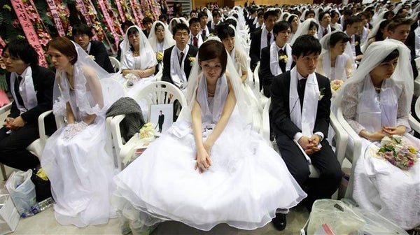 Environ 2.500 couples membres de la secte Moon ont échangé samedi des voeux de mariage dans un stade de Gapyeong, à 75 km de Séoul, où ils ont été bénis par le fondateur de la secte de l'Eglise de l'unification, le révérend Sun Myung Moon, 92 ans. /Photo