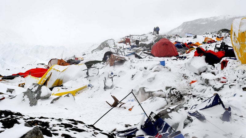 Au moins dix disparus dans une avalanche sur un camp de base au Népal après de fortes chutes de neige