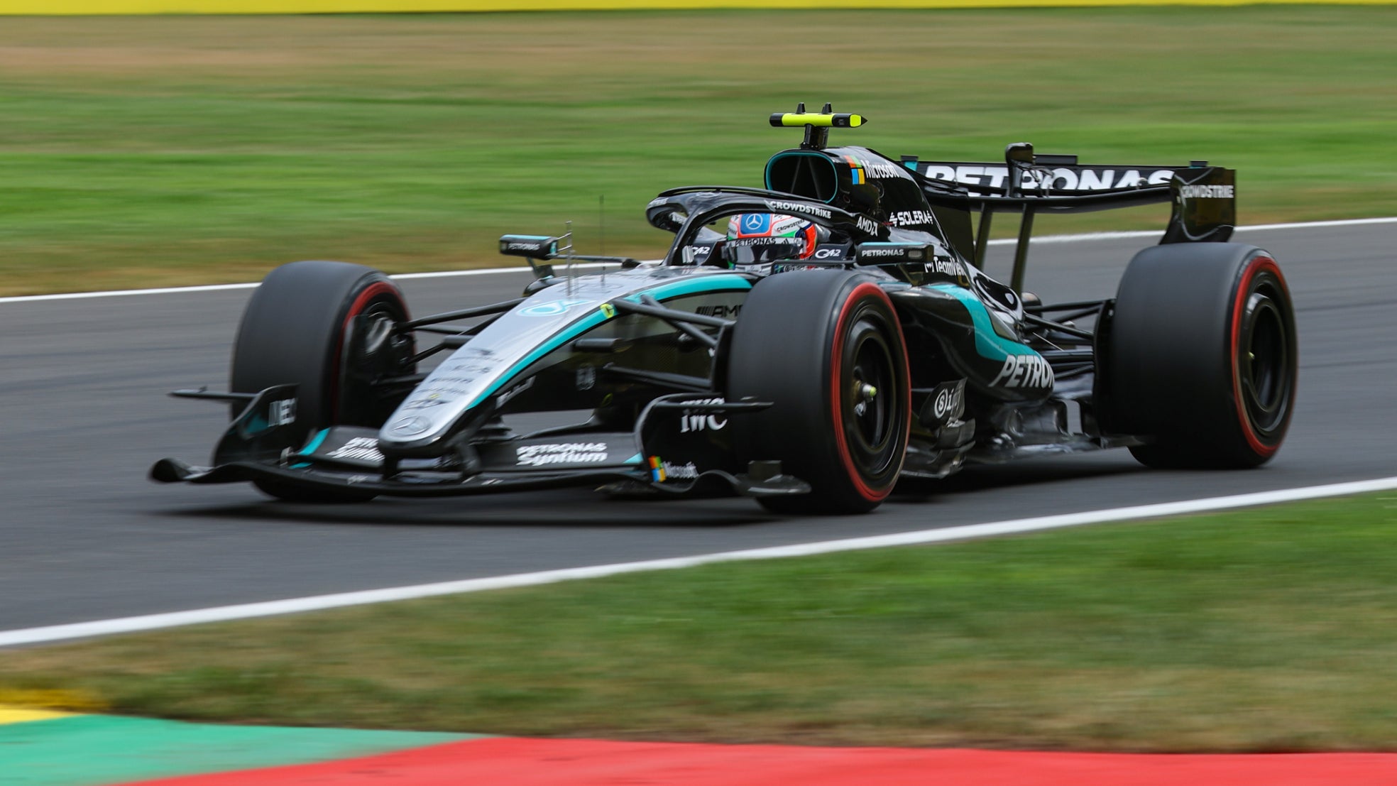 Formule 1: Antonelli s'impose sur le Grand Prix de Belgique et reste leader au classement des pilotes