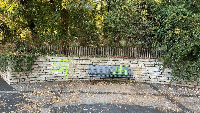 Des croix gammées découvertes dans un parc de Besançon, la mairie porte plainte