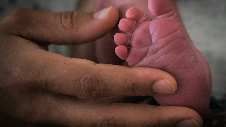 "Ils ont fait la pub partout de ce droit qu'ils ne sont pas fichus de respecter": submergée par 110.000 demandes, l'Assurance maladie peine à indemniser (à temps) le nouveau congé de naissance