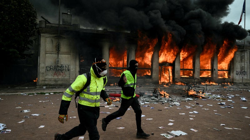 Mobilisations du 17 octobre: l'office de Tourisme de la place Bellecour pillé et incendié à Lyon