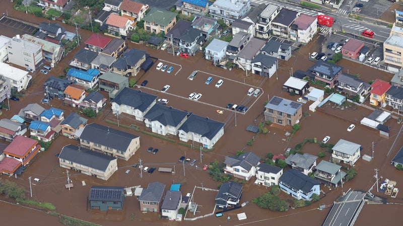 Au moins quatre morts, glissements de terrain, record de pluies... Les impressionnantes images du typhon Dujuan au Japon