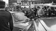 Des policiers entourant la voiture criblée de balles de Jacques Mesrine en 1979 à Paris. 