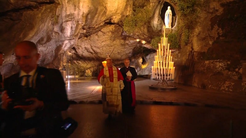 Léon XIV: grande messe dominicale, rencontre avec des malades, procession aux flambeaux... Les images de la troisième journée du voyage du pape en France