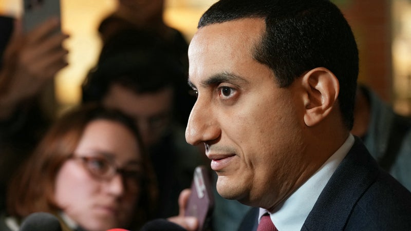 DIRECT. Le maire de Trappes est arrivé à l'Assemblée pour assister aux questions au gouvernement